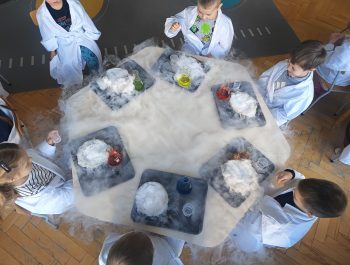 Eksperymenty chemiczne w wykonaniu przedszkolaków