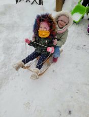 Zabawy na śniegu grupa „Pszczółki”