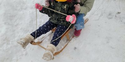 Zabawy na śniegu grupa „Pszczółki”