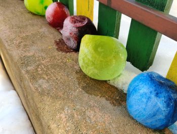 Zimowa zabawa z kolorowym lodem