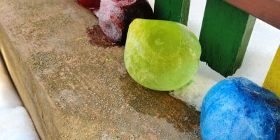 Zimowa zabawa z kolorowym lodem