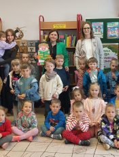 Wizyta grupy „Motyle” w bibliotece z okazji Dnia Bibliotekarza