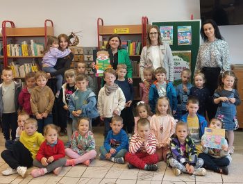 Wizyta grupy „Motyle” w bibliotece z okazji Dnia Bibliotekarza