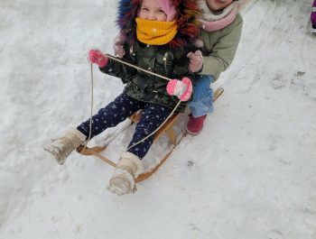 Zabawy na śniegu grupa „Pszczółki”