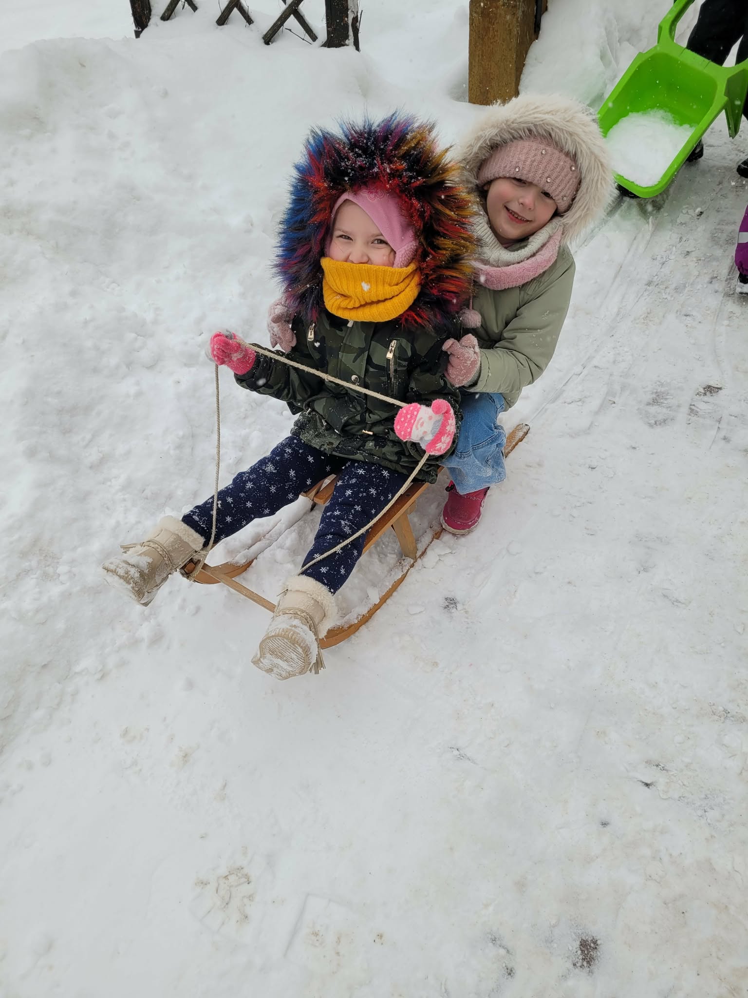 Zabawy na śniegu grupa „Pszczółki”