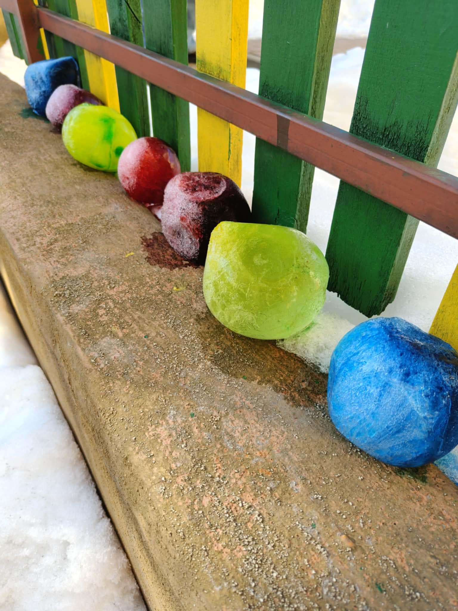 Zimowa zabawa z kolorowym lodem