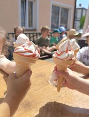 Grupa „Wędrowniczki” na spacerze i lodach!