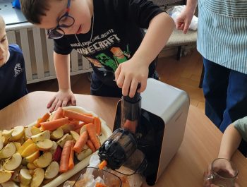 „Wędrowniczki” robią sok warzywno – owocowy